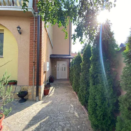 فيلة Jusufovic *